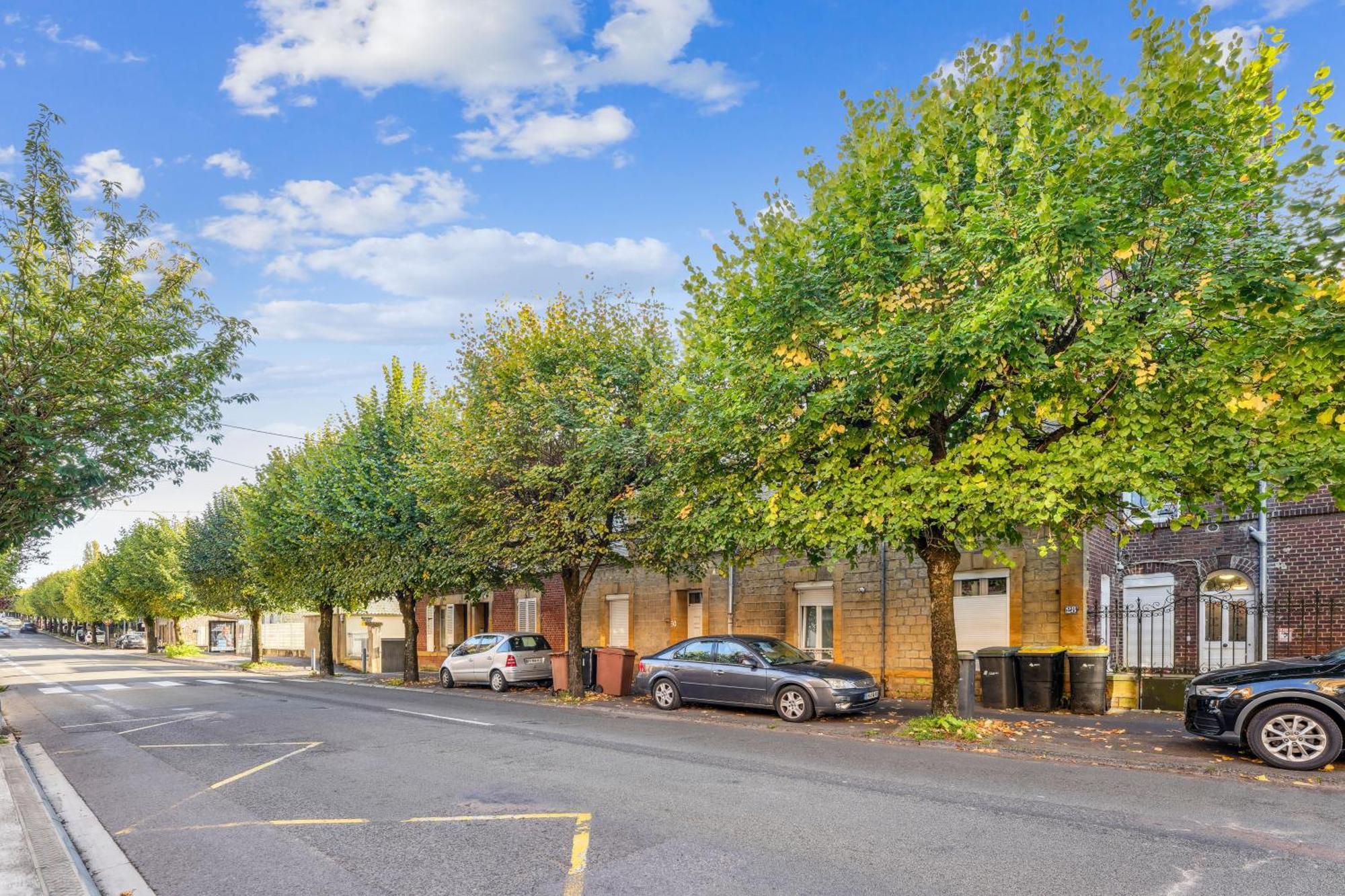 Budget Appart Avec Parking Au Centre-Ville Charleville-Mezieres Luaran gambar
